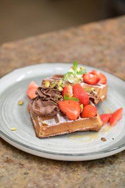 taze çikolatalı kek çilek ile