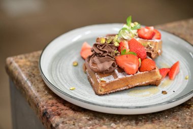 Lezzetli çikolatalı kek çilek ile