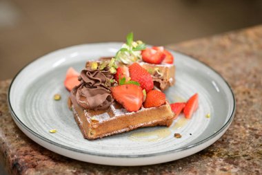 Çikolata ve naneli çilekli tart..