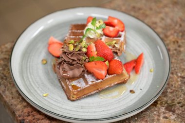 Yakın plan - Çilekli ve nane aromalı lezzetli tatlı pasta manzarası