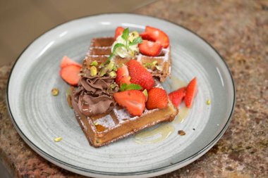 Çilekli lezzetli bir pastanın yakın plan fotoğrafı.