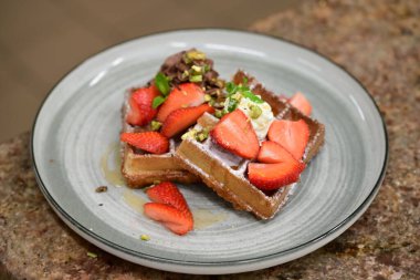 Çilekli ve kremalı çikolatalı pasta.