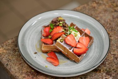 Lezzetli çikolatalı kek çilek ile