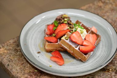 Bir parça çikolata ve taze çilek.