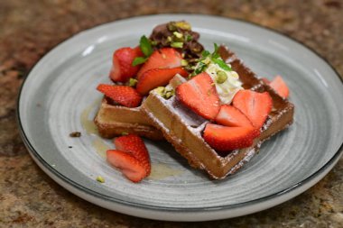 Çilekli ve çikolata soslu çikolatalı pasta.