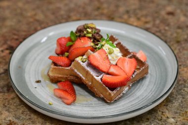 çikolata ve çilek pasta