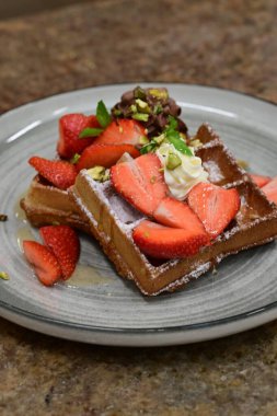 Çilekli, çikolatalı ve naneli Belçika waffleları