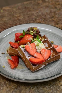 Çikolatalı krep çilek ile