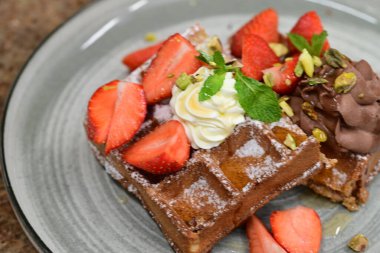 Çilekli çikolatalı waffle.