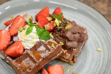 Çilekli çikolatalı pasta.