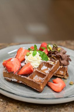 Çikolatalı ve çilekli waffle..