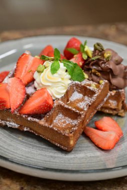 Meyveli çikolatalı waffle.