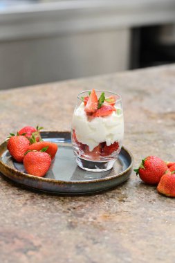 Taze çilek ve krem şanti beyaz arka planda krem şanti.