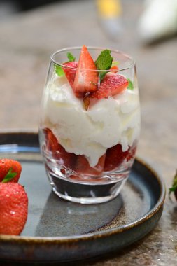 Masada taze çilek ve krem şanti var.