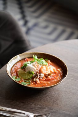 Et, sebze ve pirinçli çorba bir restoranda masanın üstünde..