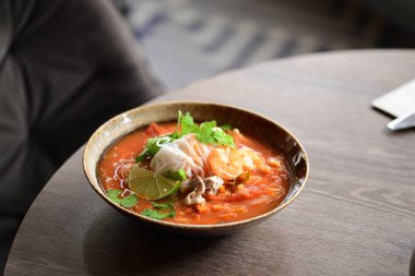 Somon, sebze ve sebzeli bir tabak lezzetli çorba.