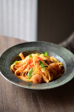 Karıştır - karidesli kızarmış spagetti, fesleğen ve yumurta - füzyon yemek stili