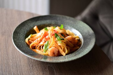 makarna karides ve sebze ile