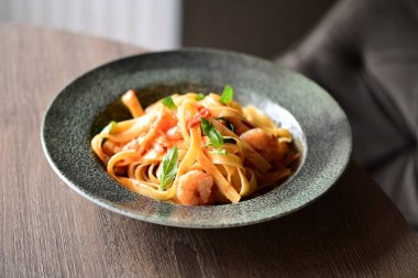 karidesli makarna, sebze ve baharat tabakta, yakın plan.