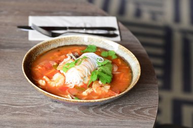 Masada tavuklu erişteli Tayland çorbası.