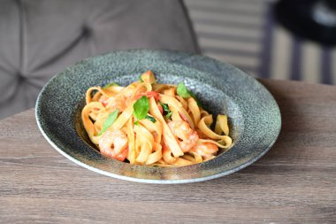 Karides, fesleğen, domates ve fesleğenli İtalyan makarnası.