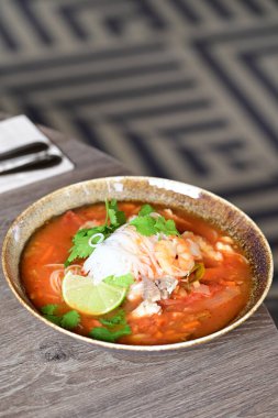 Tavuklu eriştenin mutfak fotoğrafı.