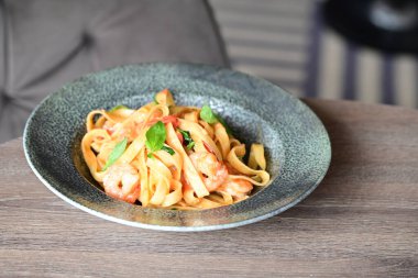 Karides ve domatesli spagetti.