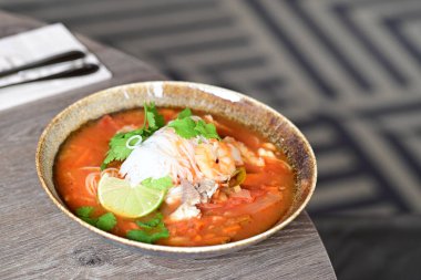 Tavuk ve sebzeli bir kase çorba.