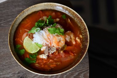 Lezzetli Asya yemeklerinin yakın görüntüsü