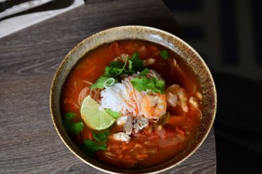 Lezzetli Asya yemeklerinin yakın görüntüsü