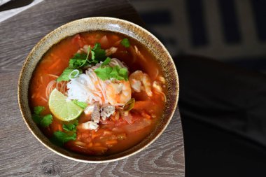 Tavuk ve sebzeli çorba..