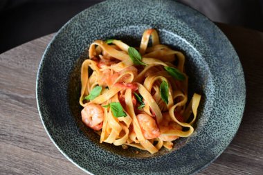 Tabağında karides olan lezzetli bir spagetti. Üst Manzara. yiyecek arka planı