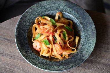 Karides ve fesleğenli spagetti