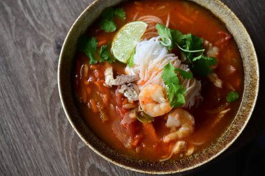 Karides ve pilavlı baharatlı çorba. Tayland yemeği.