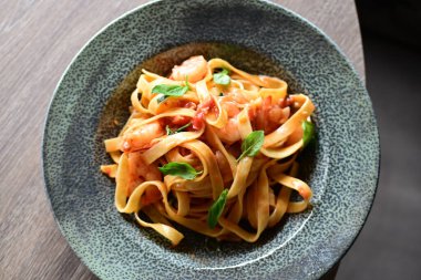 Siyah tabakta karidesli makarna.