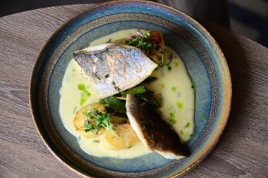 patates püresi ve yeşil soğanlı balık.