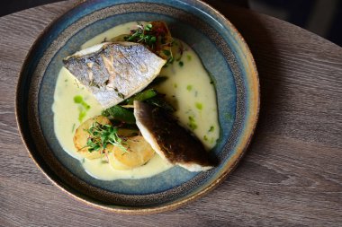 Patates ve otlu balık filetosu.