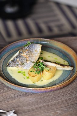 Patates ve sebzeli fırında balık.