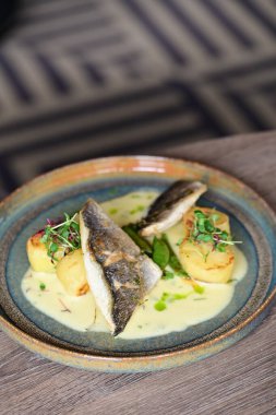 Restoranda masada sebzeli balık var.