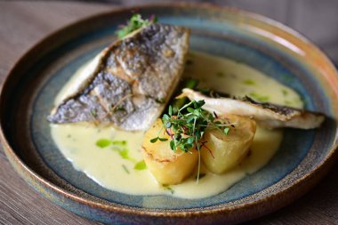 Patates püresi ile balık