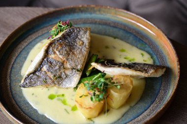 Restoranda tabakta sebzeli balık