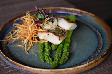 Kızarmış balıklı kuşkonmaz.