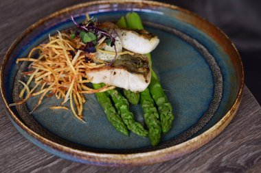 Sebze ve soslu ızgara balık..