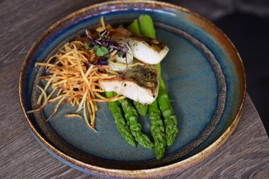 balık ve sebzeler masada.