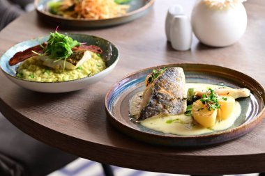 Lezzetli yemeklerin yakın plan çekimi.