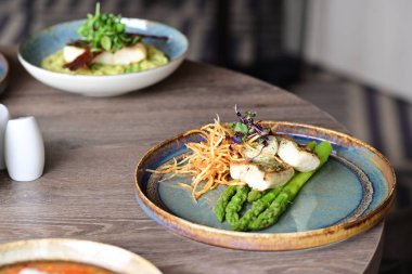 Tahta masada bir tabak lezzetli yemek.