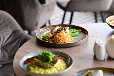 Tabakta lezzetli ve sağlıklı bir kahvaltı.