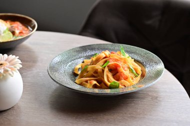 Masada lezzetli makarna tabağı.