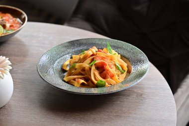 Etli ve sebzeli spagetti