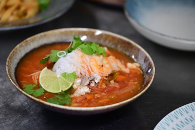 Tavuk ve sebzeli Tayland çorbası.